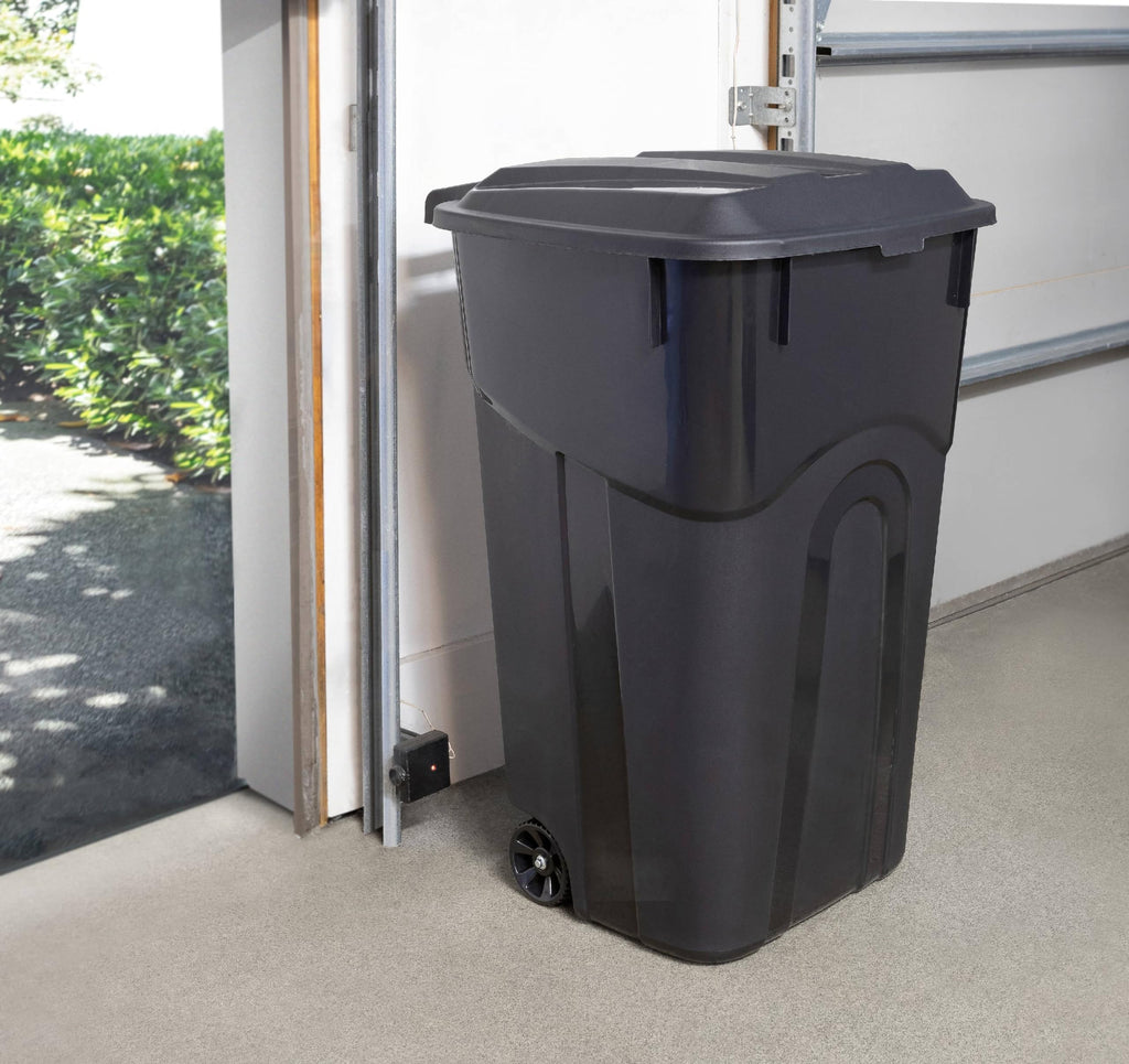 32 Gallon Black Plastic Garbage Can with Attached Lid M726